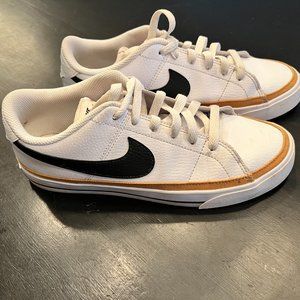 Boys Nike Legacy Court, size 7.5